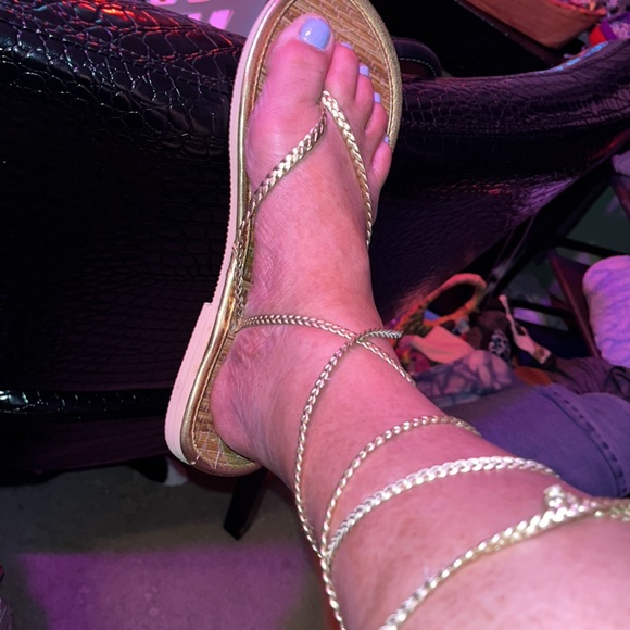 #314–Size 8 ladies sandals with gold straps lace up around leg. Brand ? - Picture 3 of 8